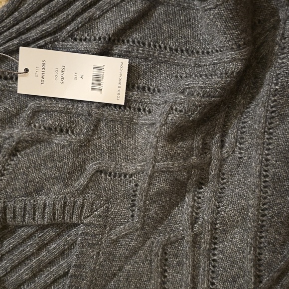 Todd & Duncan Cashmere Sweater. Color Grey. Size Medium. - Picture 5 of 9